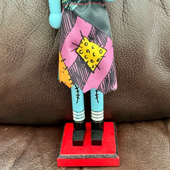 Sally in Santa Hat with Gift Wooden Nutcracker - A Nightmare Before Christmas - Picture 4 of 13